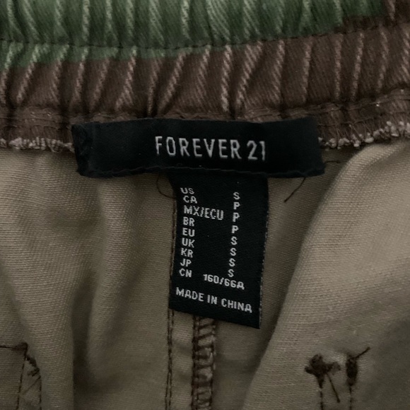 Forever 21 Camo Shorts - Picture 3 of 3